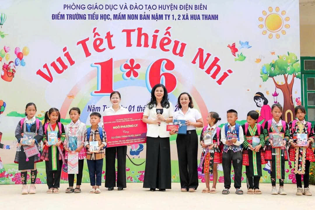 Phu-nhan-Tong-BT-trao-qua-8.jpg