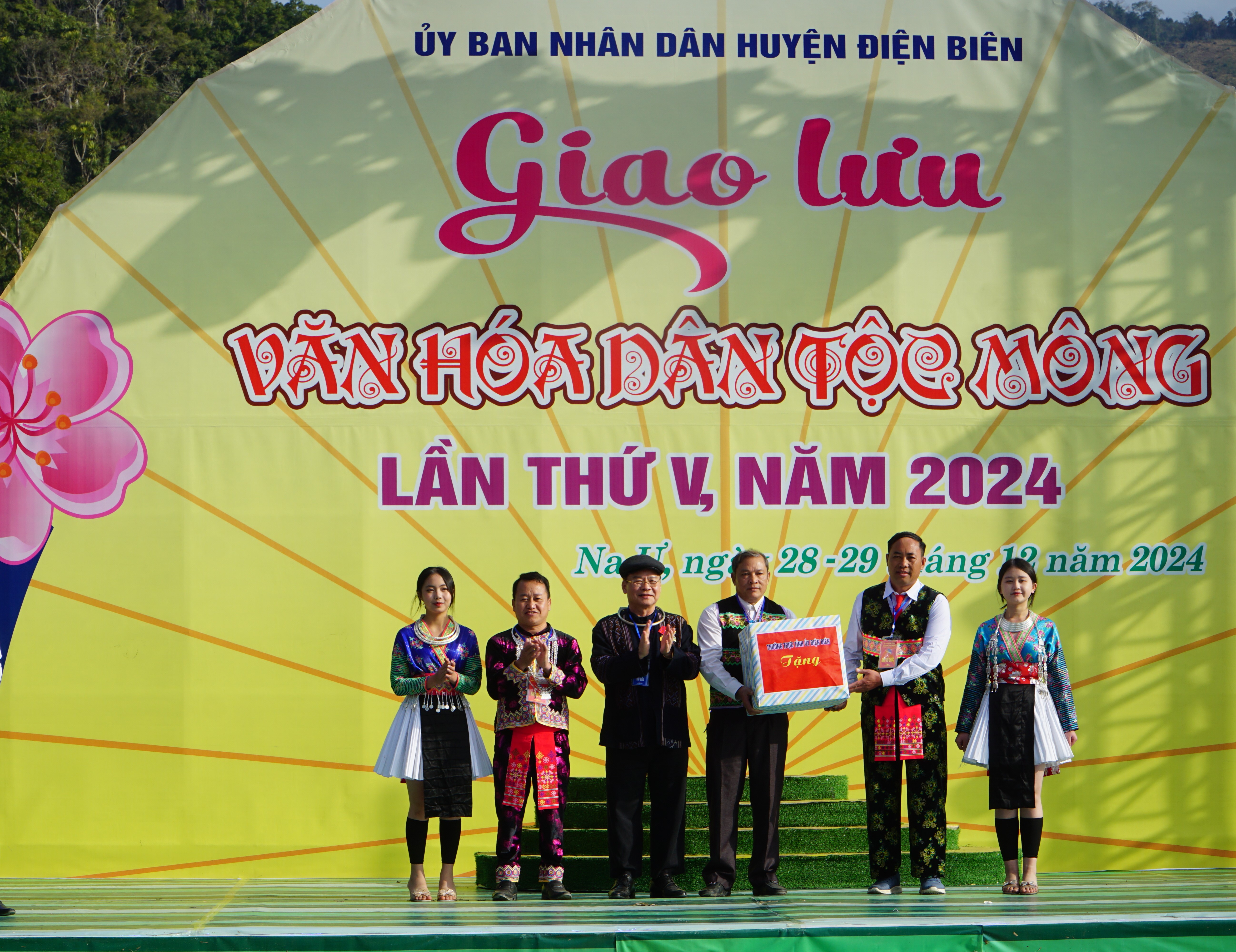 VH-dan-toc-Mong-1.JPG